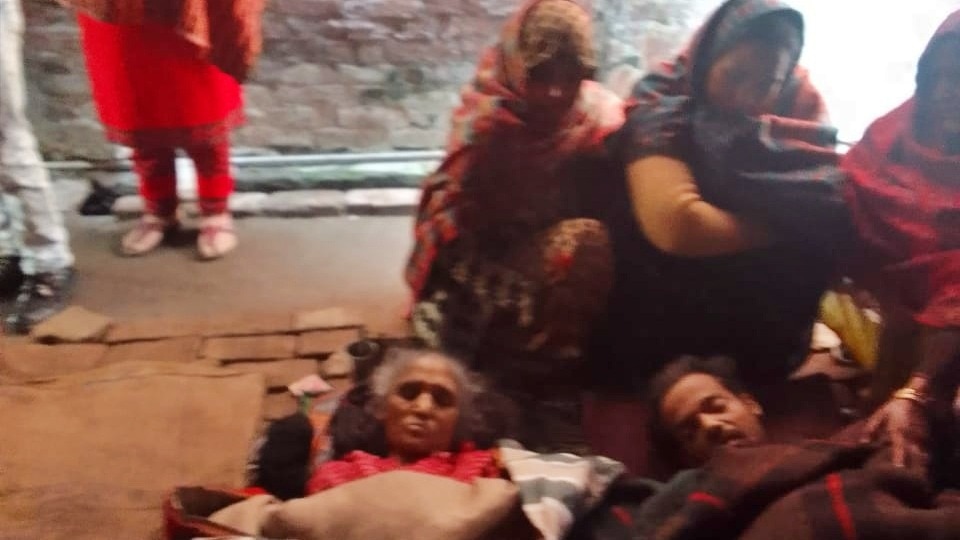 बदायूं: मां और बेटे की मौत के बाद घर में मातम पसरा 