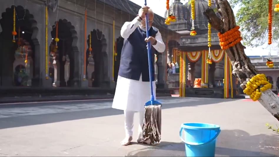 नासिक के श्री कालाराम मंदिर में श्रमदान करते पीएम मोदी.