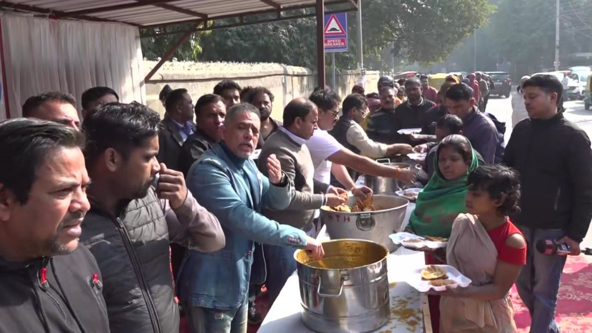 रॉबर्ट वाड्रा ने बांटा खाना