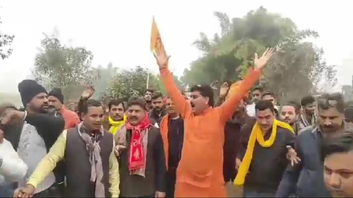 विधायक अजय सिंह ने निकाली पदयात्रा.
