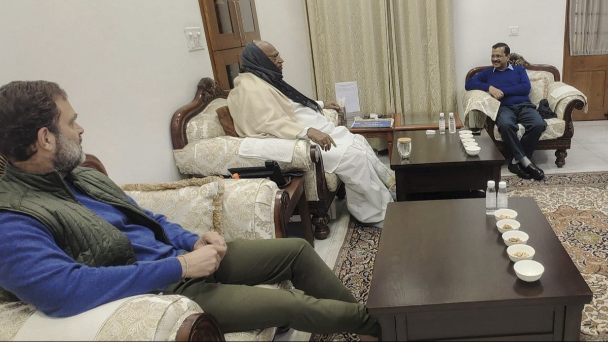 केजरीवाल ने राहुल गांधी और खड़गे से मुलाकात की