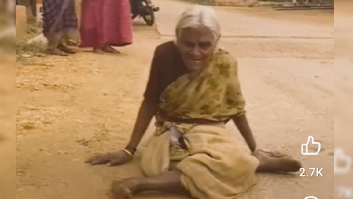 पेंशन के लिए चक्कर लगा रहीं बुजुर्ग