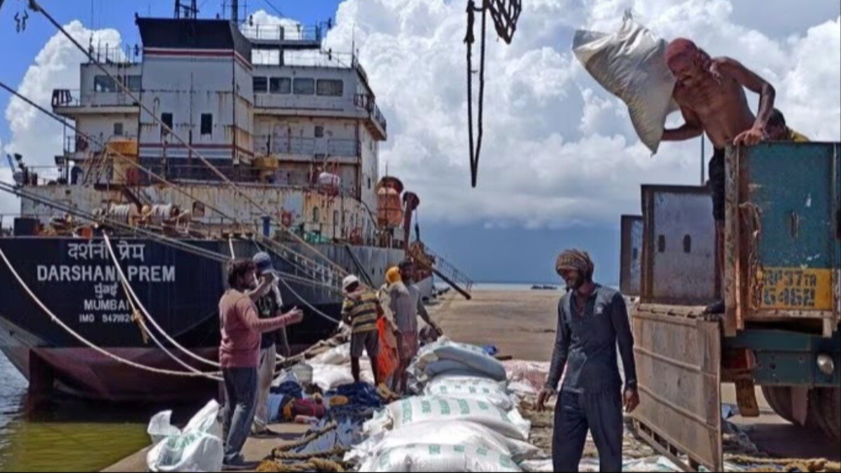 भारत और नेपाल के बीच भारी मात्रा में व्यापार होता है (Photo- Reuters)