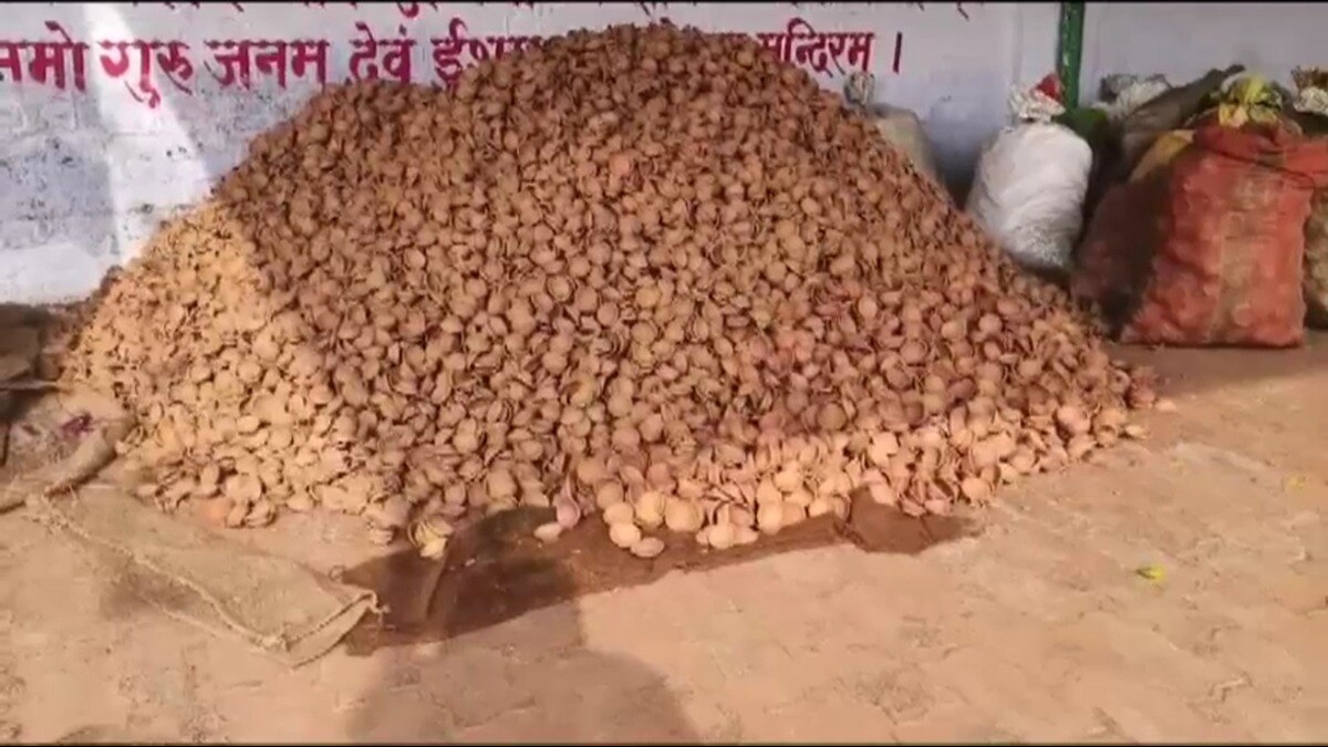 वितरण के लिए आश्रम में रखे दीये.