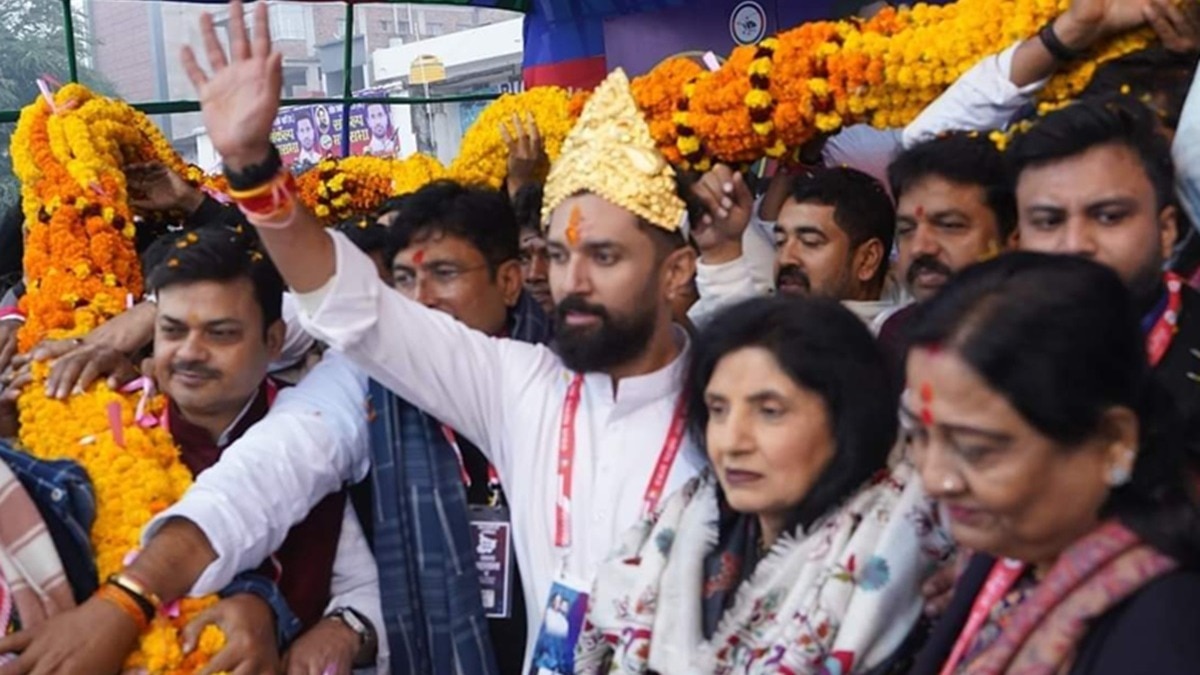 चिराग पासवान और उनकी मां रीना पासवान (फोटोः ट्विटर)