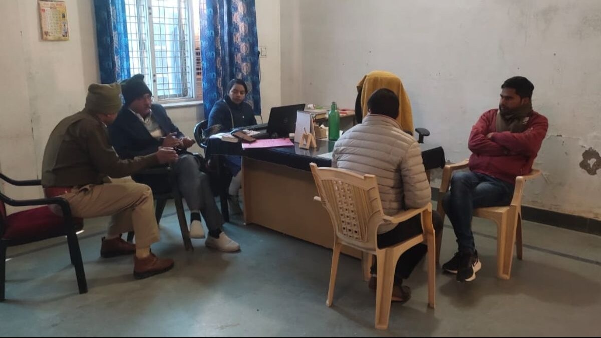 कार्रवाई करती एसीबी की टीम.