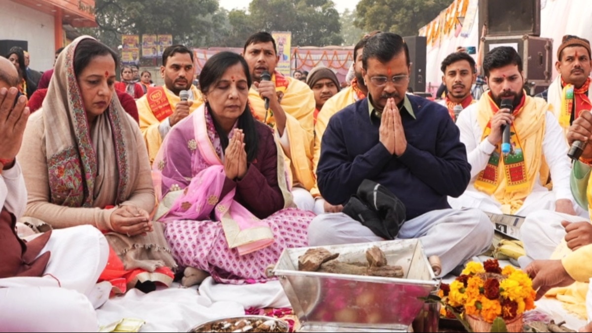 दिल्ली में AAP संयोजक अरविंद केजरीवाल और उनकी पत्नी सुनीता केजरीवाल ने सुंदरकांड पाठ कार्यक्रम में हिस्सा लिया.