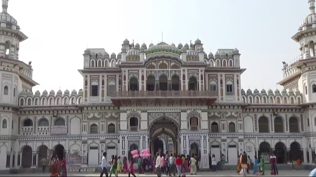 नेपाल स्थित जनकपुर मंदिर.  