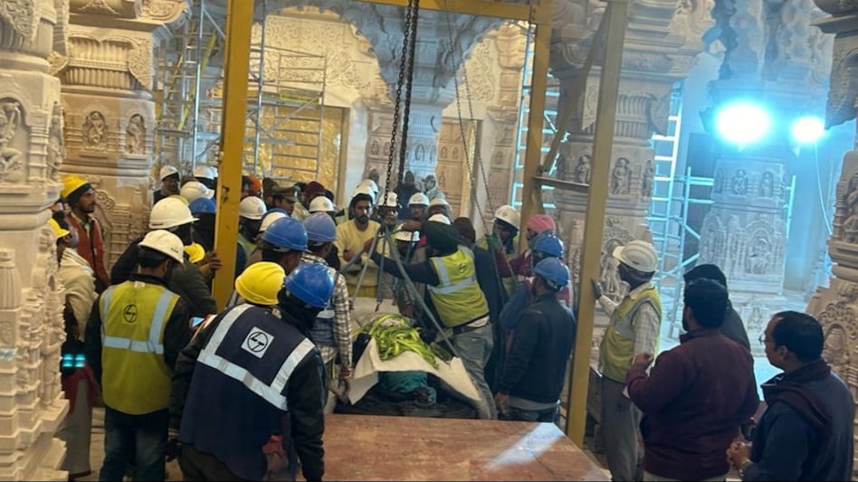 क्रेन की मदद से राम मंदिर परिसर में पहुंची रामलला की मूर्ति.