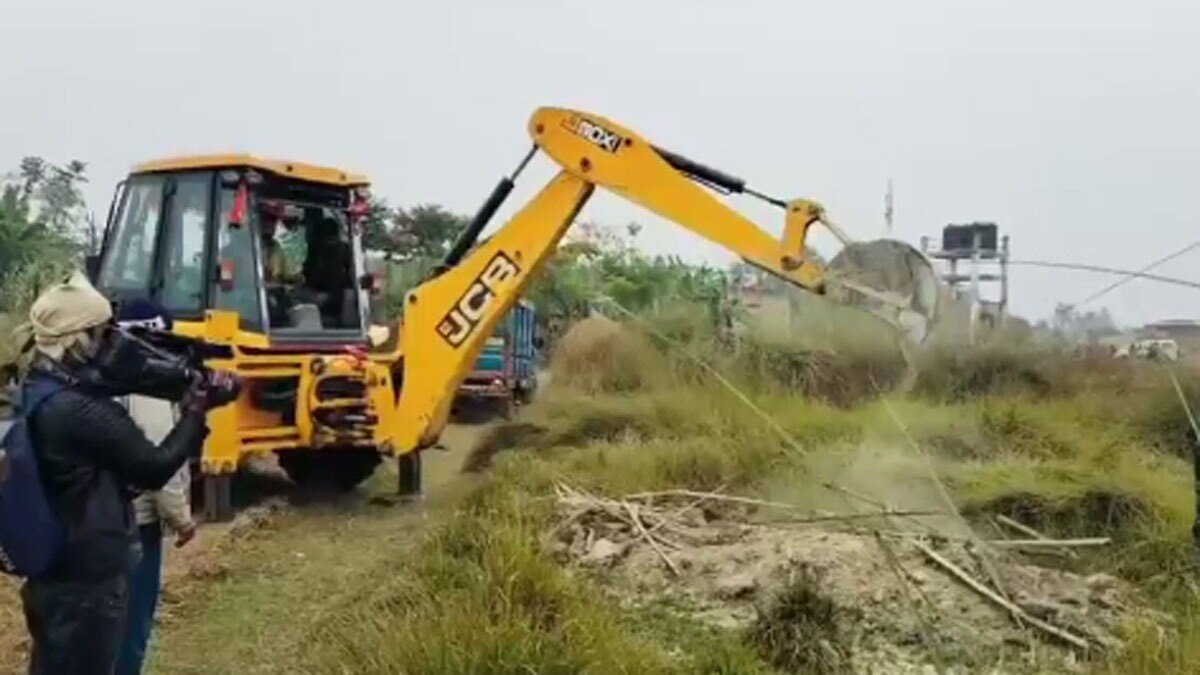 क्रब खोदकर निकाली महिला की लाश 