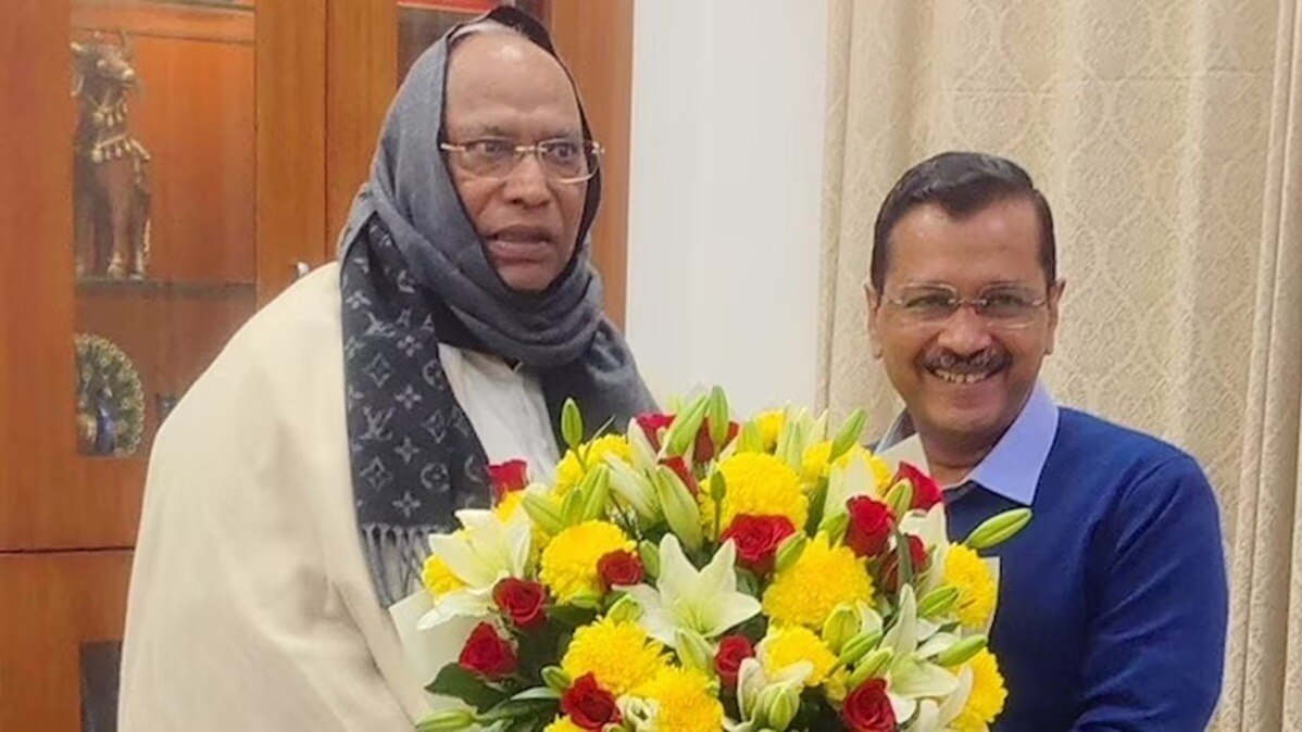 मल्लिकार्जुन खड़गे और अरविंद केजरीवाल