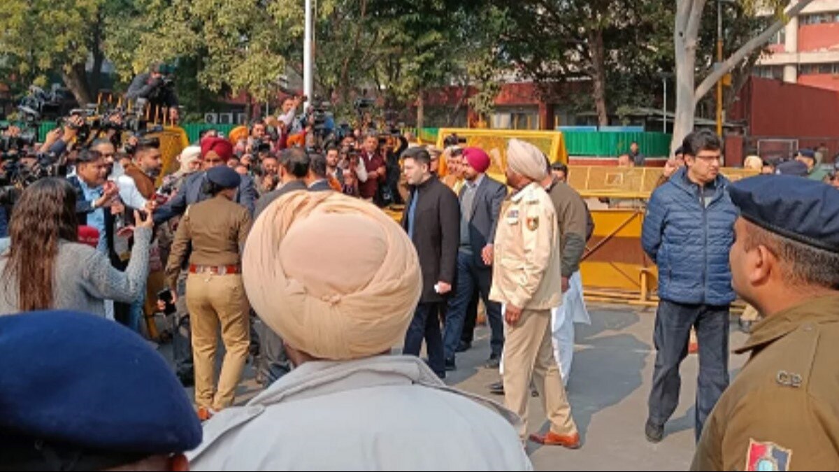 चंडीगढ़ मेयर और डिप्टी इलेक्शन टल गए हैं, जिसे लेकर राघव चड्ढा ने बीजेपी पर तीखा हमला किया. (ANI Photo)