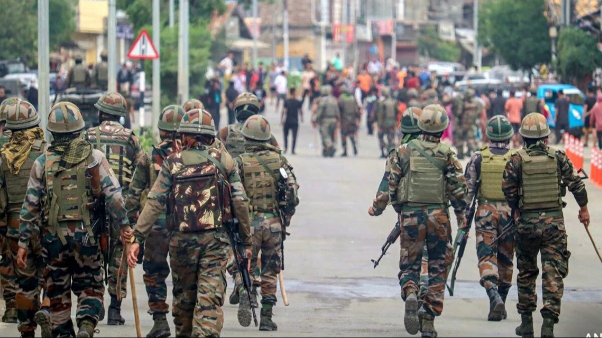 मणिपुर में 17 जनवरी की देर रात और 18 जनवरी की सुबह कई जिलों में हिंसा की वारदातें हुईं. (ANI Photo)