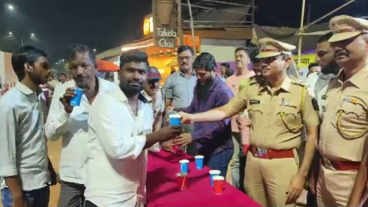 वाहन चालकों को दूध बांटते पुलिस अधिकारी. 