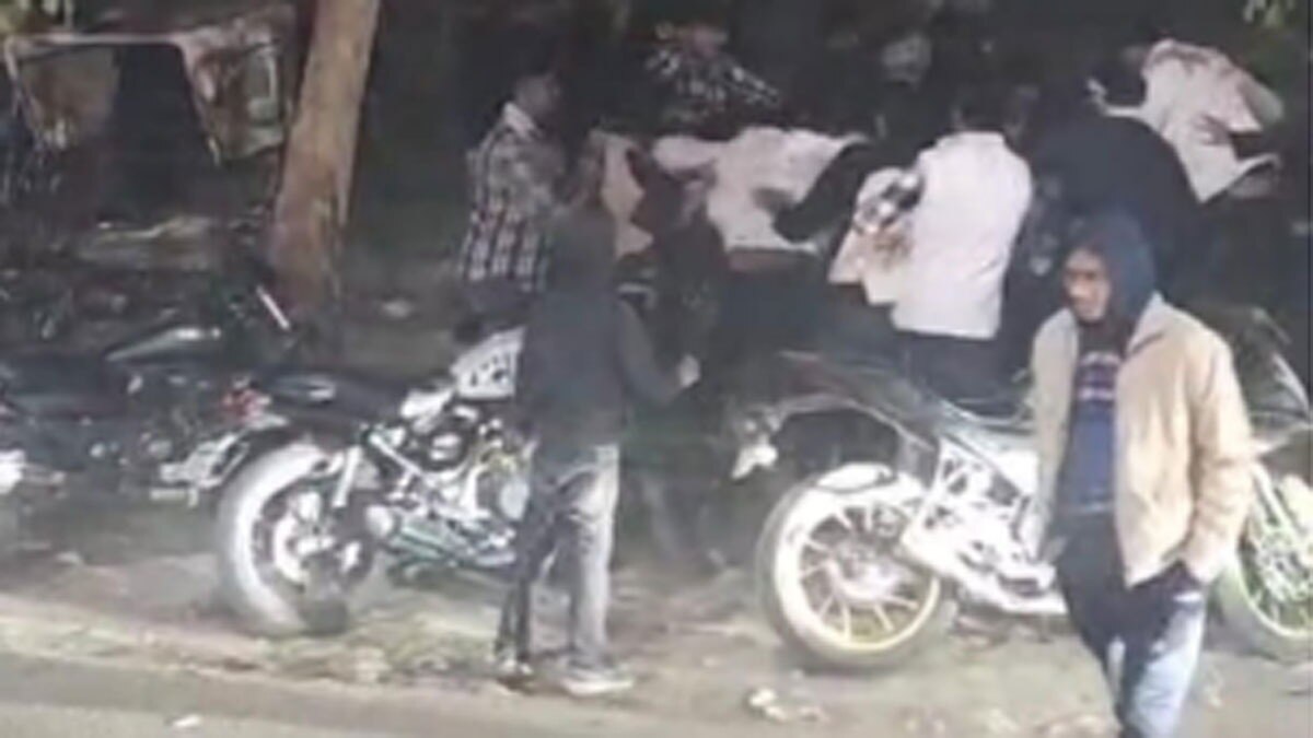 छात्रों के दो गुटों में हुई जमकर मारपीट