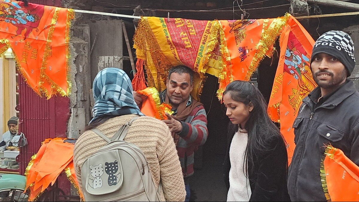 मंसूर ने कहा कि प्रभु श्रीराम के आशीर्वाद से काफी बिक्री हो रही है, दिवाली मनाएंगे. 