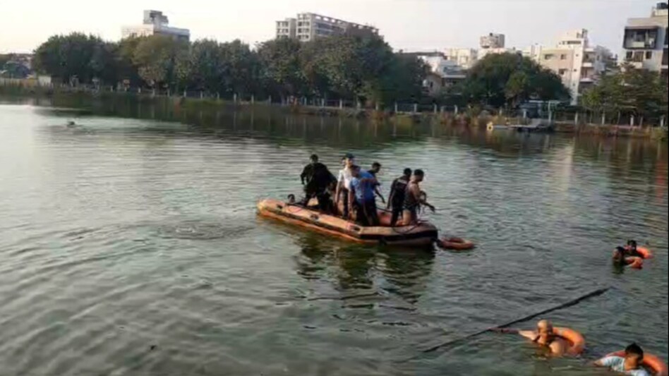 गुजरात के वडोदरा में नाव पलटने से 12 छात्रों और दो शिक्षकों की मौत (स्क्रीनग्रैब)