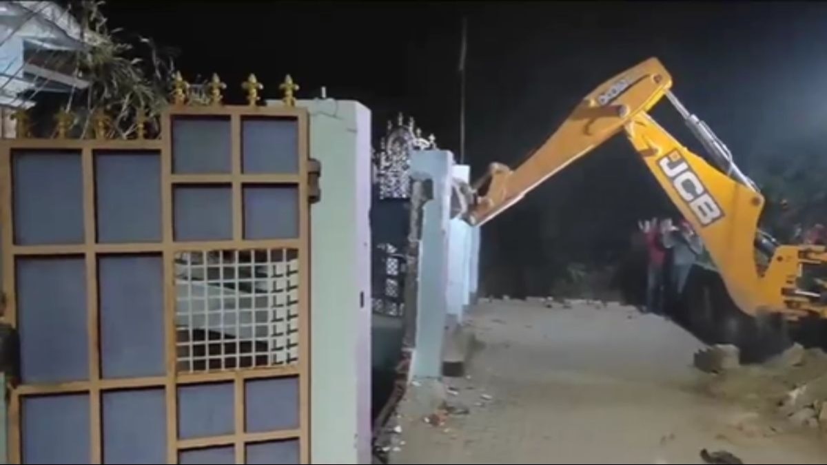 बुलडोजर से अवैध निर्माण किया गया ध्वस्त.