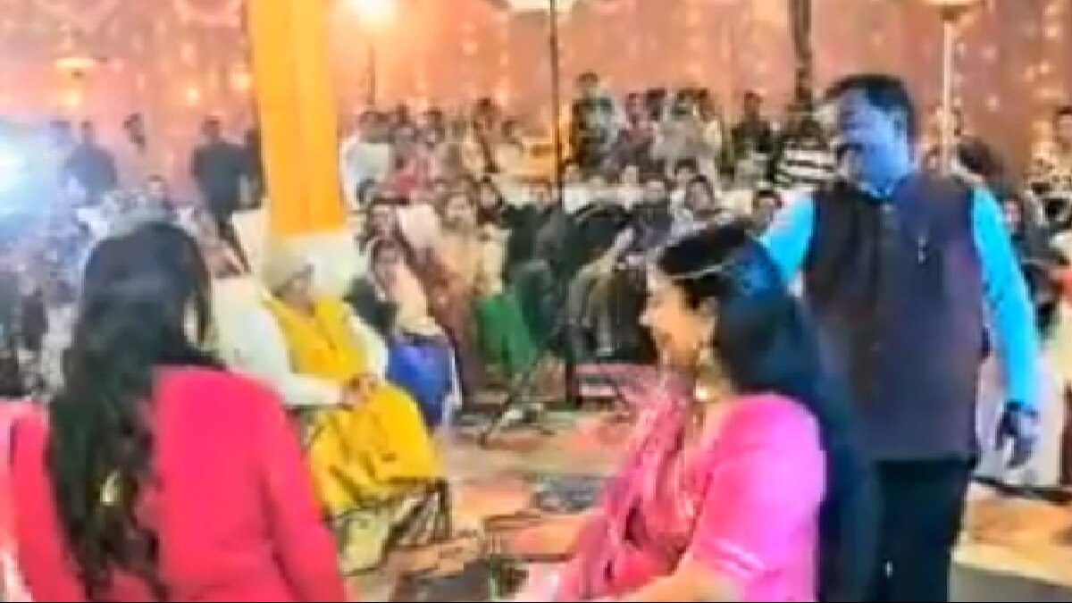 डांस करते विधायक. (वीडियो ग्रैब)