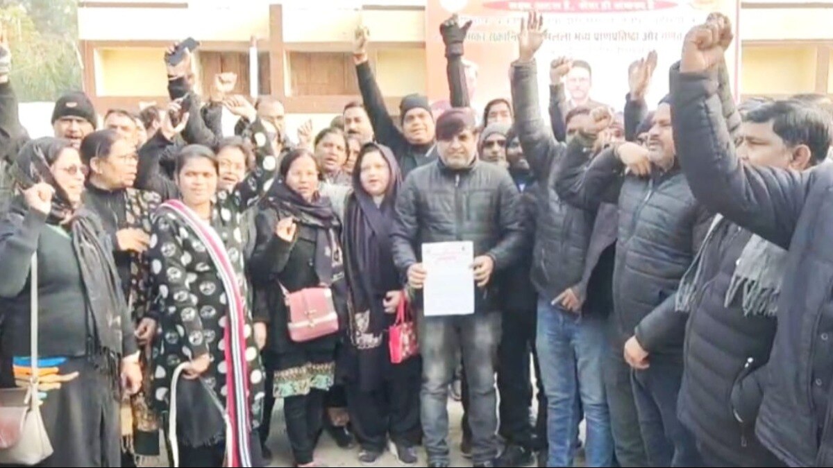 बांदा में टीचरों ने मनाया 'ब्लैक-डे'.