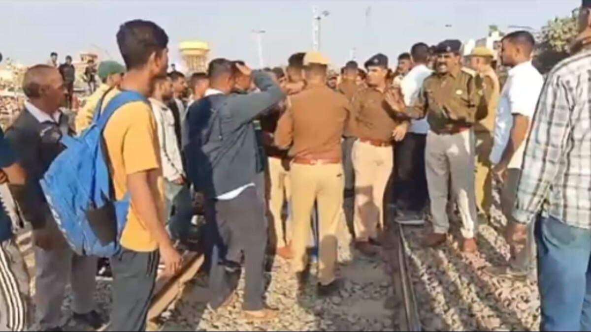 घटनास्थल पर मौजूद पुलिस व अन्य लोग.