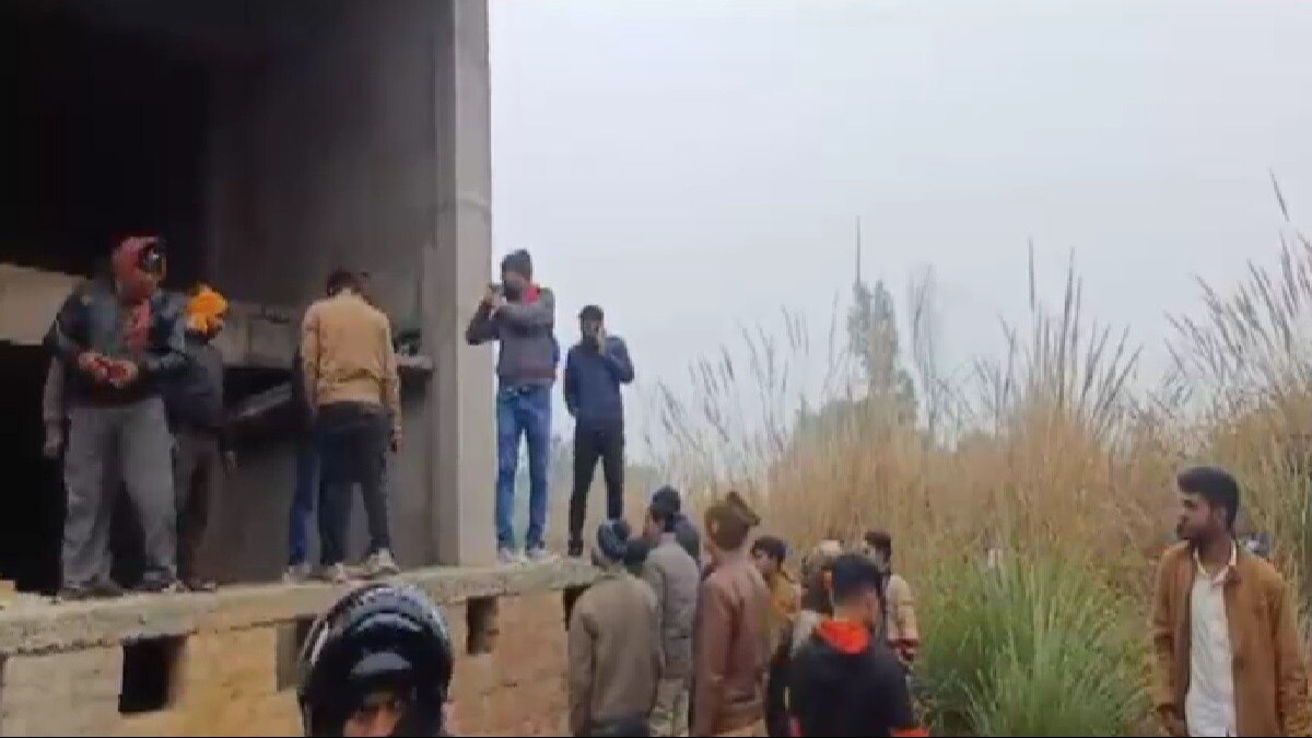 घटनास्थल पर मौजूद पुलिस और स्थानीय लोग.