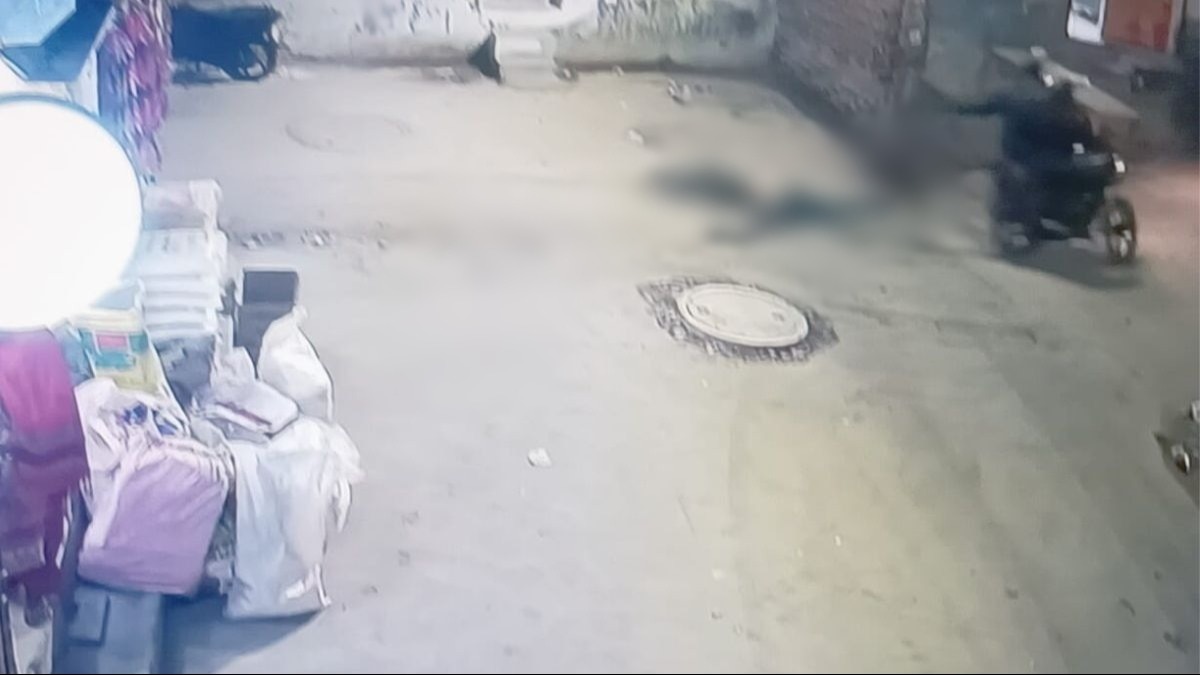 सीसीटीवी में कैद हुई घटना.