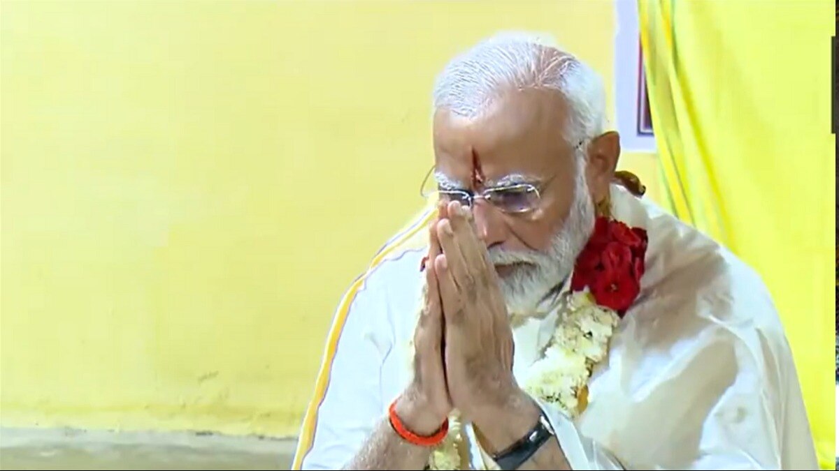 धनुषकोडी में श्री कोदंडराम  स्वामी मंदिर में पूजा करते हुए पीएम मोदी