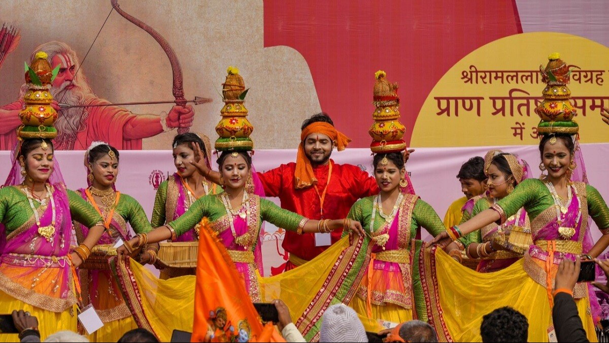 प्राण प्रतिष्ठा से पहले परफॉर्मेंस देते कलाकार. (फोटो- पीटीआई)