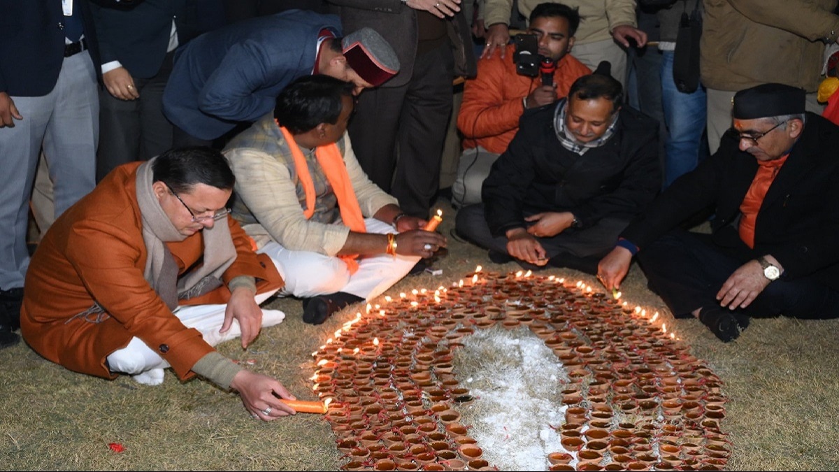 CM पुष्कर सिंह धामी ने लोगों के साथ मनाई दीवाली