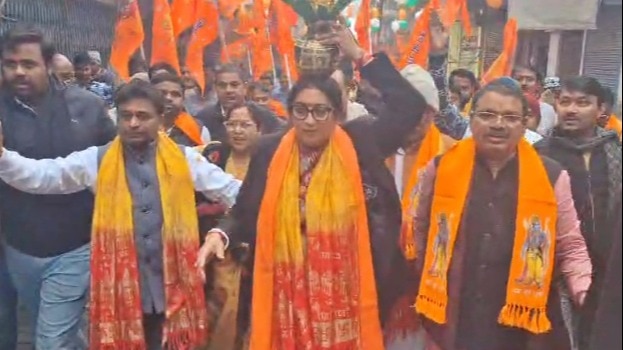 अमेठी में स्मृति ईरानी 