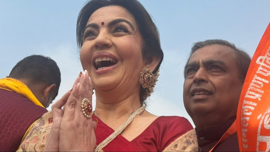 65ae10a5611d2 20240122 225220135 अयोध्या पहुंचा अंबानी परिवार, बेटी बोली- सबसे पवित्र दिन.... दामाद ने कहा- 'जय श्री राम' - Ambani family in Ayodhya Ram Mandir Mukesh Ambani Says Lord Ram is arriving today tutc - AajTak