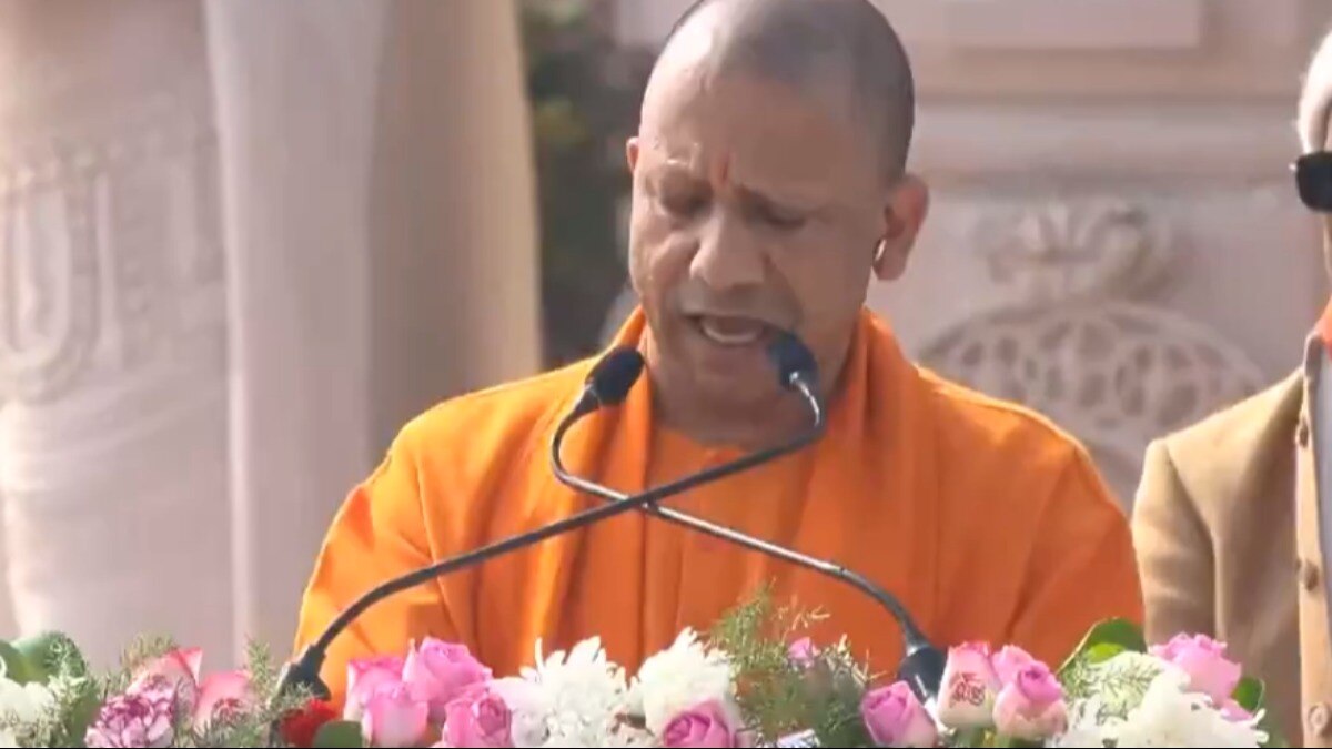 प्राण प्रतिष्ठा में पहुंचे विशिष्ठ अतिथियों को संबोधित करते सीएम योगी