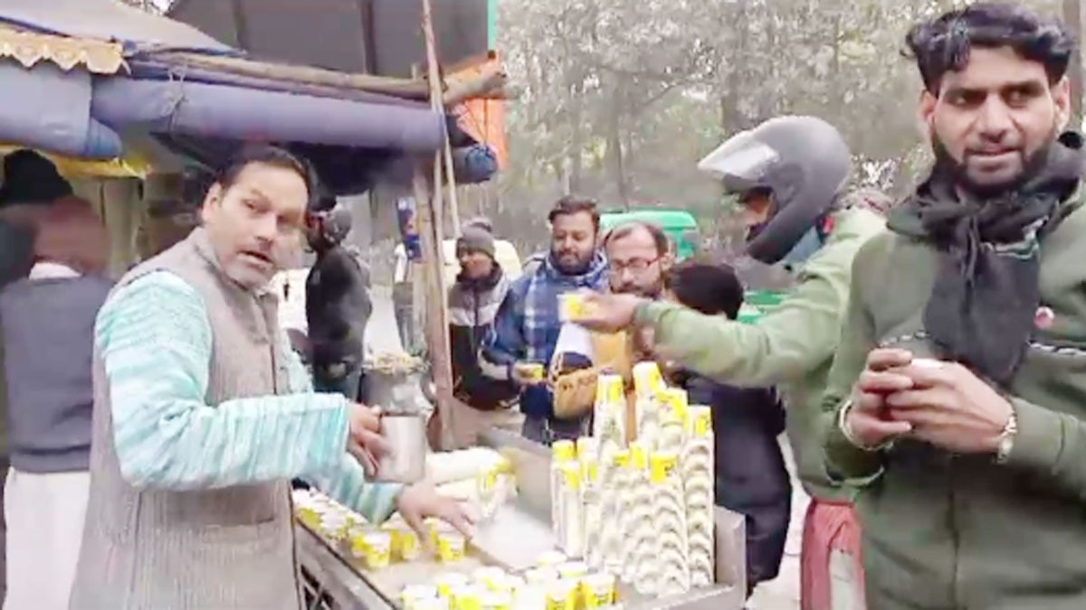 हिमांशु त्यागी ने लोगों को चाय फ्री पिलाई 