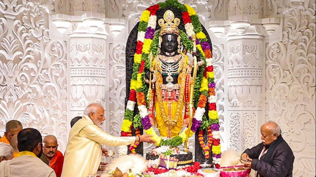 गर्भगृह में विराजे श्रीरामलला के आभूषण भी बहुत दिव्य हैं