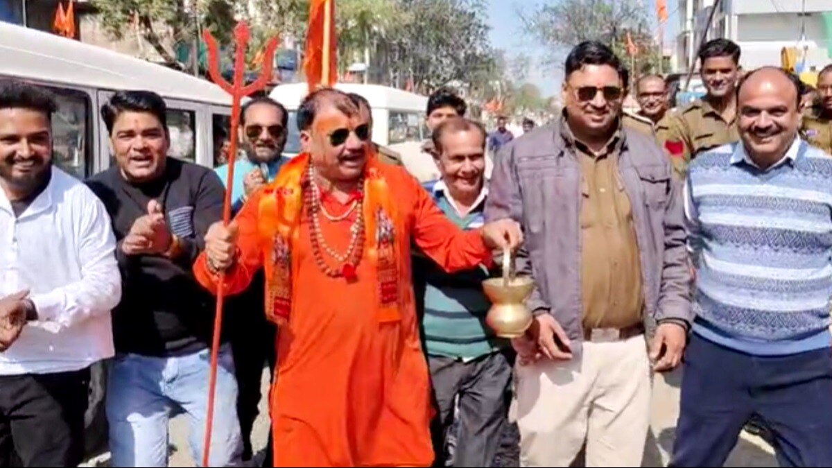 भगवा चोले में निकले थाना प्रभारी.