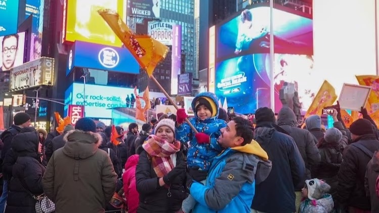 अमेरिका स्थित टाइम्स स्क्वायर पर लोगों ने जय श्री राम के नारे लगाए.