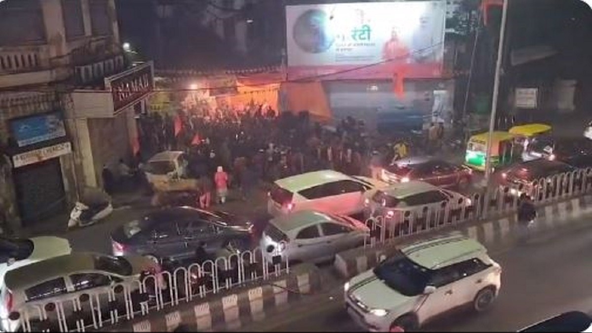 लखनऊ में अश्लील गीत बजाने पर कार्रवाई की मांग