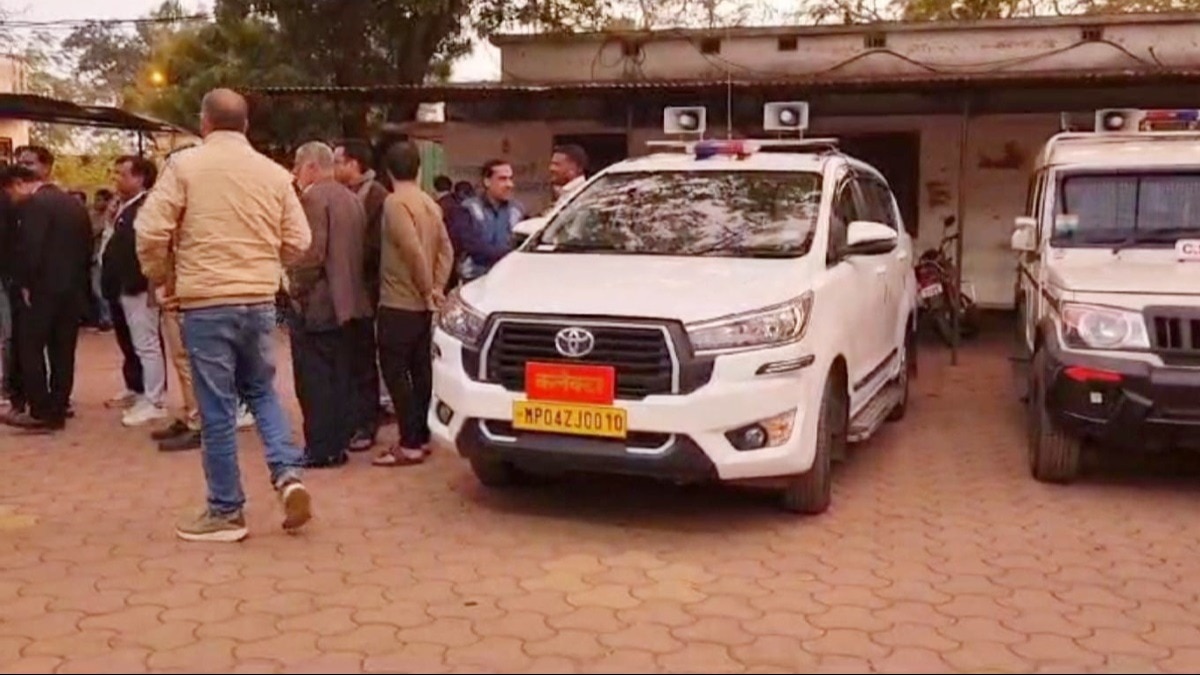 जिला कोर्ट में जज और वकील के बीच विवाद.