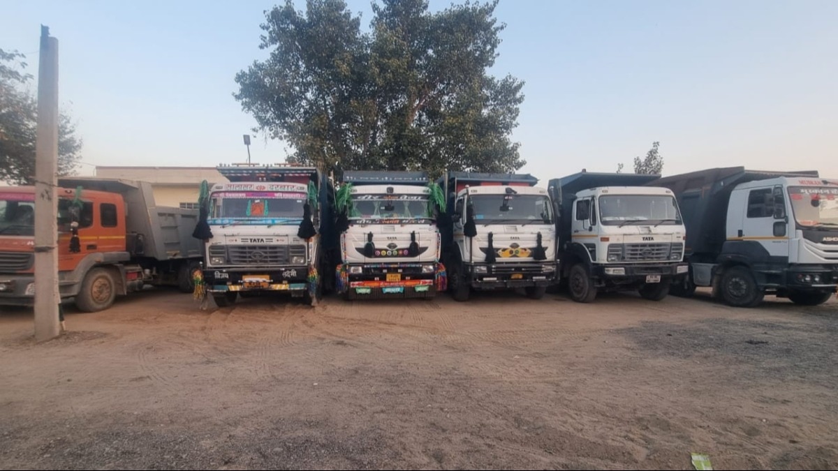 सीज किए गए डंपर.