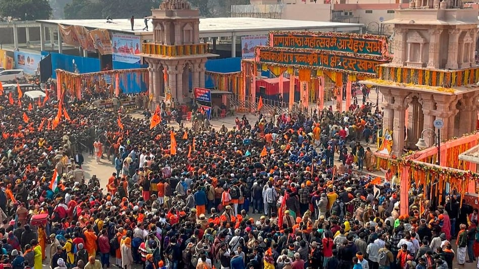 Ayodhya Ram Mandir: अयोध्या में आई राम लहर... पहले दिन 5 लाख श्रद्धालुओं ने किए दर्शन, भारी भीड़ के चलते सभी वाहनों की एंट्री पर रोक - Ram Mandir Ramlalla Huge Rush