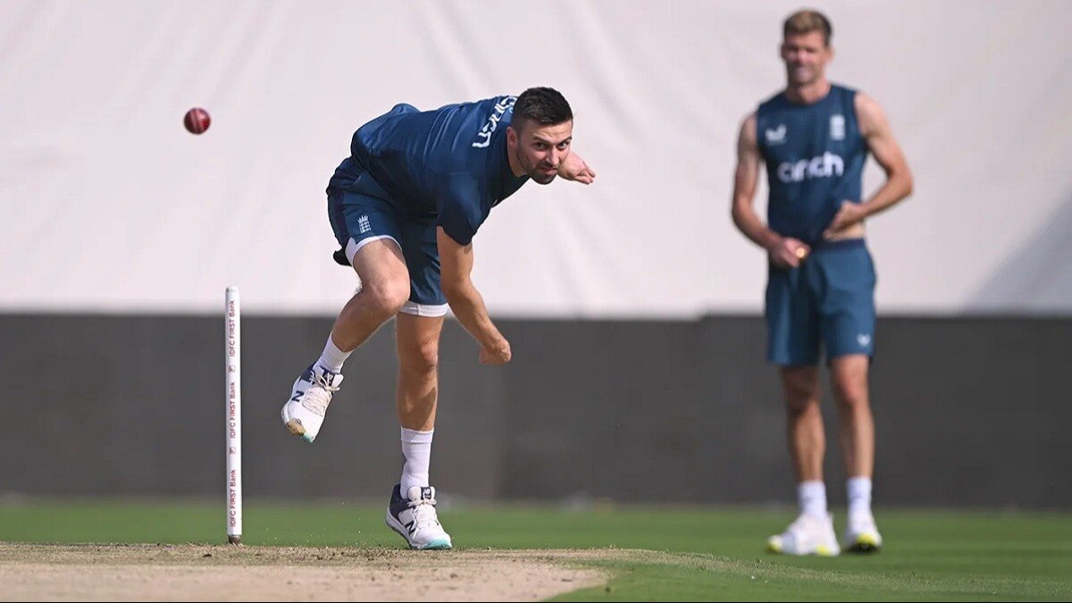 इंग्लैंड टीम के तेज गेंदबाज मार्क वुड.