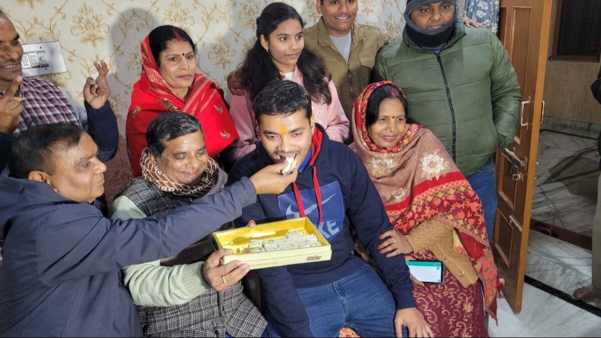 परिजनों के साथ सात्विक श्रीवास्तव.