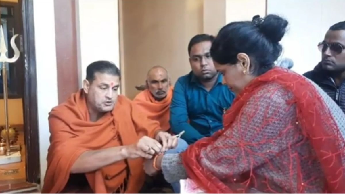 मंत्रोच्चार के साथ पूजन करवाते पुजारी.