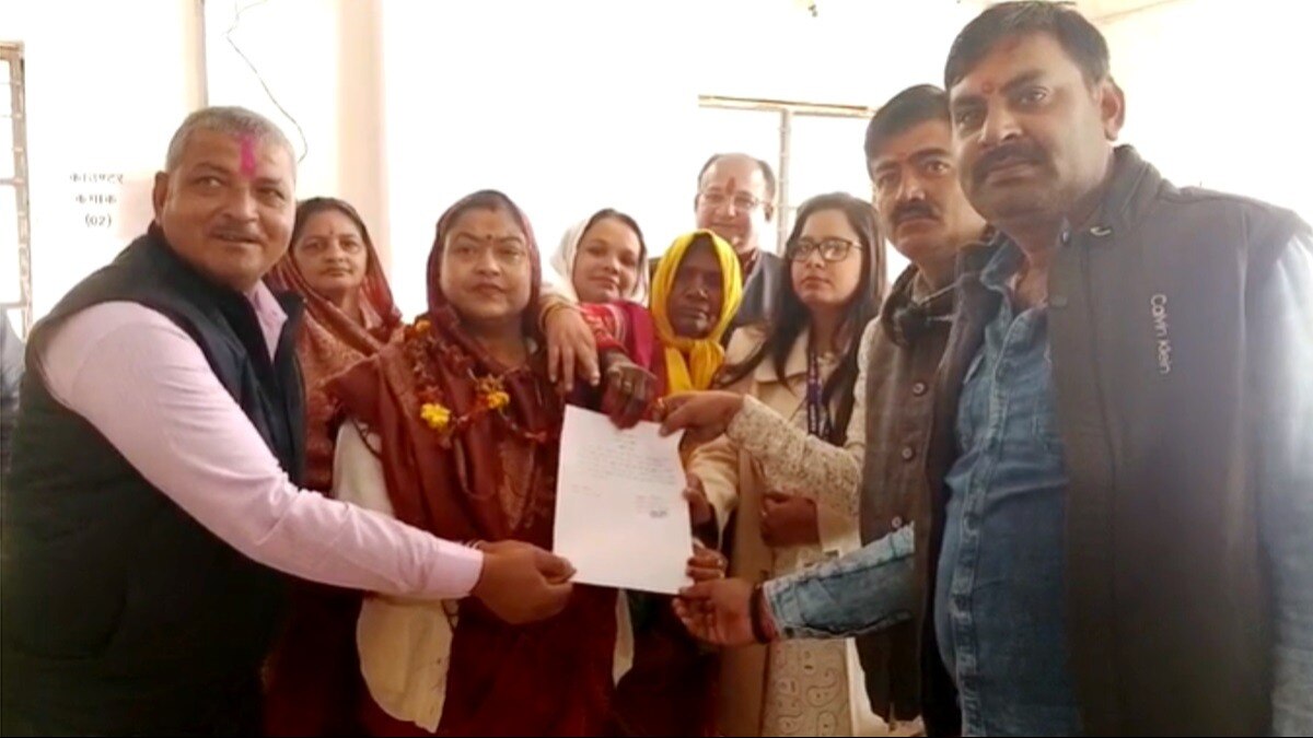 दीपा मिश्रा को जीत का प्रमाण पत्र सौंपते अधिकारी.