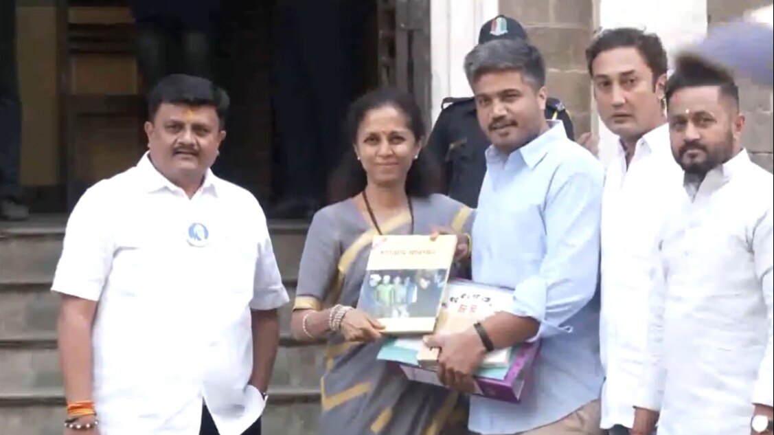 मुंबई में ईडी दफ्तर के सामने सुप्रिया सुले के साथ रोहित पवार.