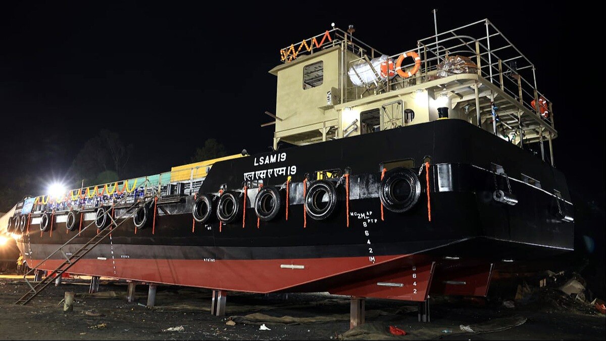 ये है Indian Navy के लिए बनाया गया Torpedo-cum-Missile बार्ज. (सभी फोटोः भारतीय नौसेना)