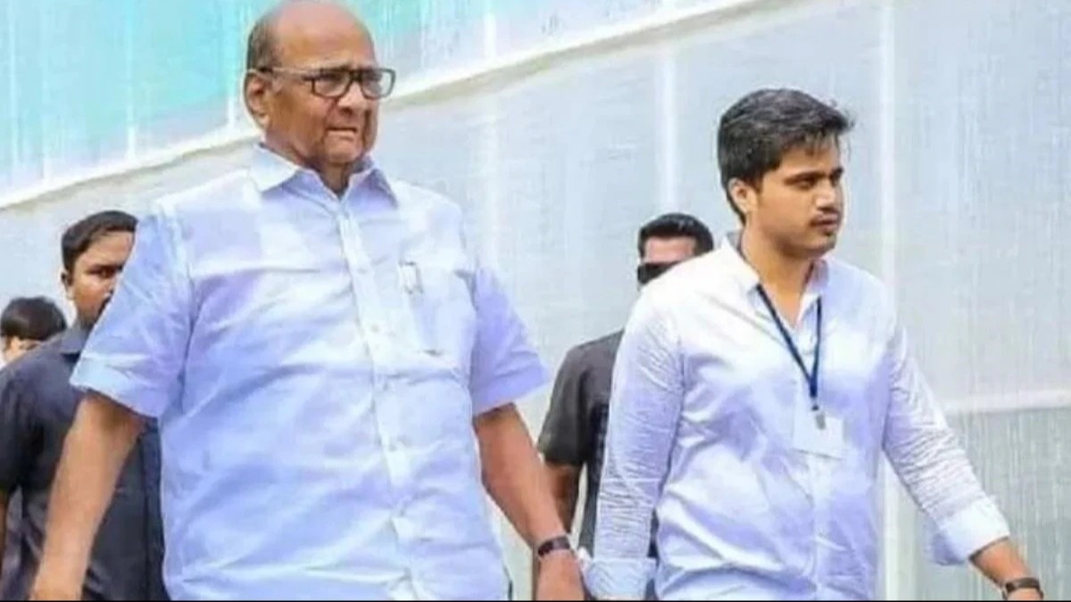 बाएं से शरद पवार और रोहित पवार-फाइल फोटो