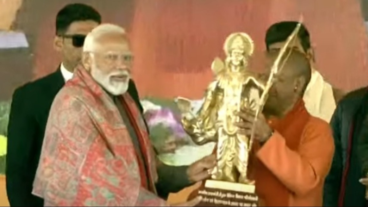बुलंदशहर में रैली के दौरान पीएम मोदी को भगवान राम की प्रतिमा भेंट करते सीएम योगी.