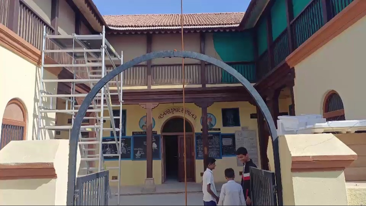 पीएम नरेंद्र मोदी ने इसी स्कूल में ली थी प्राथमिक शिक्षा.